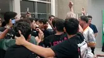محاصره گل محمدی توسط سلفی بگیران