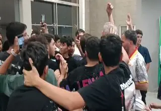 محاصره گل محمدی توسط سلفی بگیران