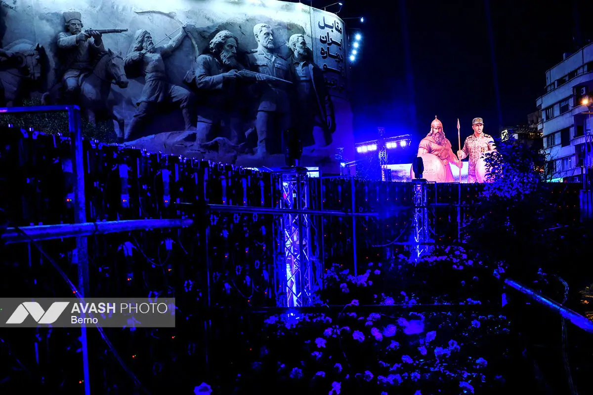 رونمایی از مجسمه «زانو زنندگان برابر ایران»