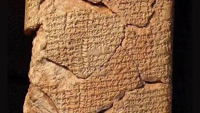 روشن کردن عجیب آتش در کنار کتیبه ساسانی ۲۰۰۰ ساله