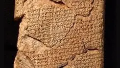 روشن کردن عجیب آتش در کنار کتیبه ساسانی ۲۰۰۰ ساله