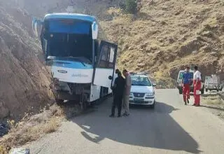 اتوبوس باز هم حادثه‌ساز شد/ ۱۵ مصدوم