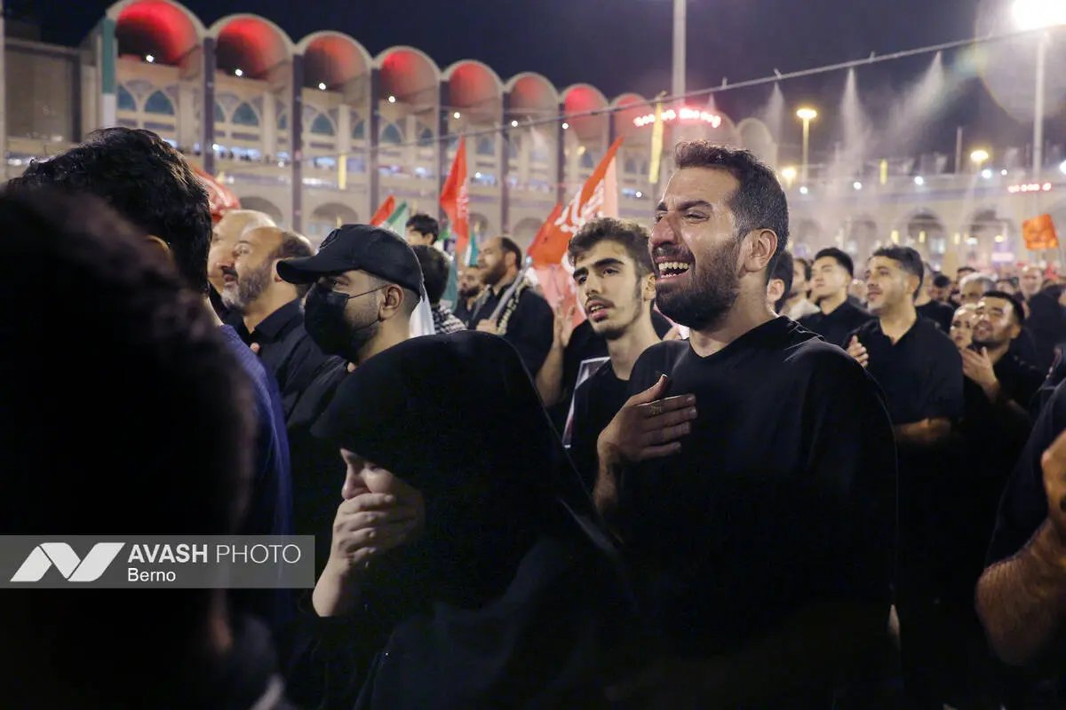 فیلم کامل اقامه نماز بر پیکر رهبر شهید توسط آیت‌الله حکیم