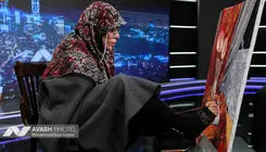 او روی «پاهایش» ایستاده است