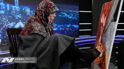 او روی «پاهایش» ایستاده است