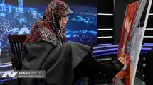 او روی «پاهایش» ایستاده است