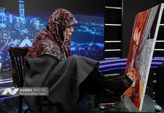 او روی «پاهایش» ایستاده است