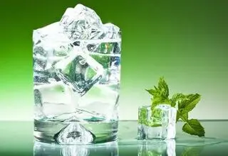 نوشیدن آب یخ در تابستان واقعا خطرناک است؟