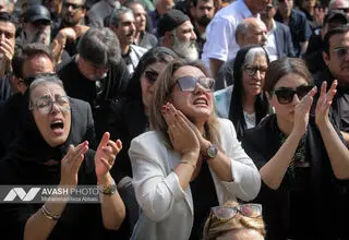 روضه خوانی سید مجید بنی‌فاطمه در منزل زنده‌یاد اکبر عبدی/فیلم