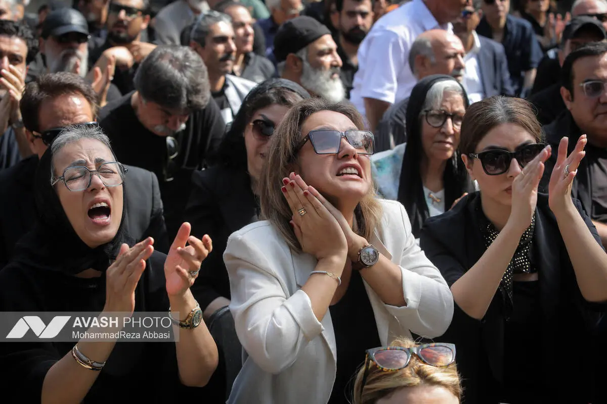 روضه خوانی سید مجید بنی‌فاطمه در منزل زنده‌یاد اکبر عبدی/فیلم