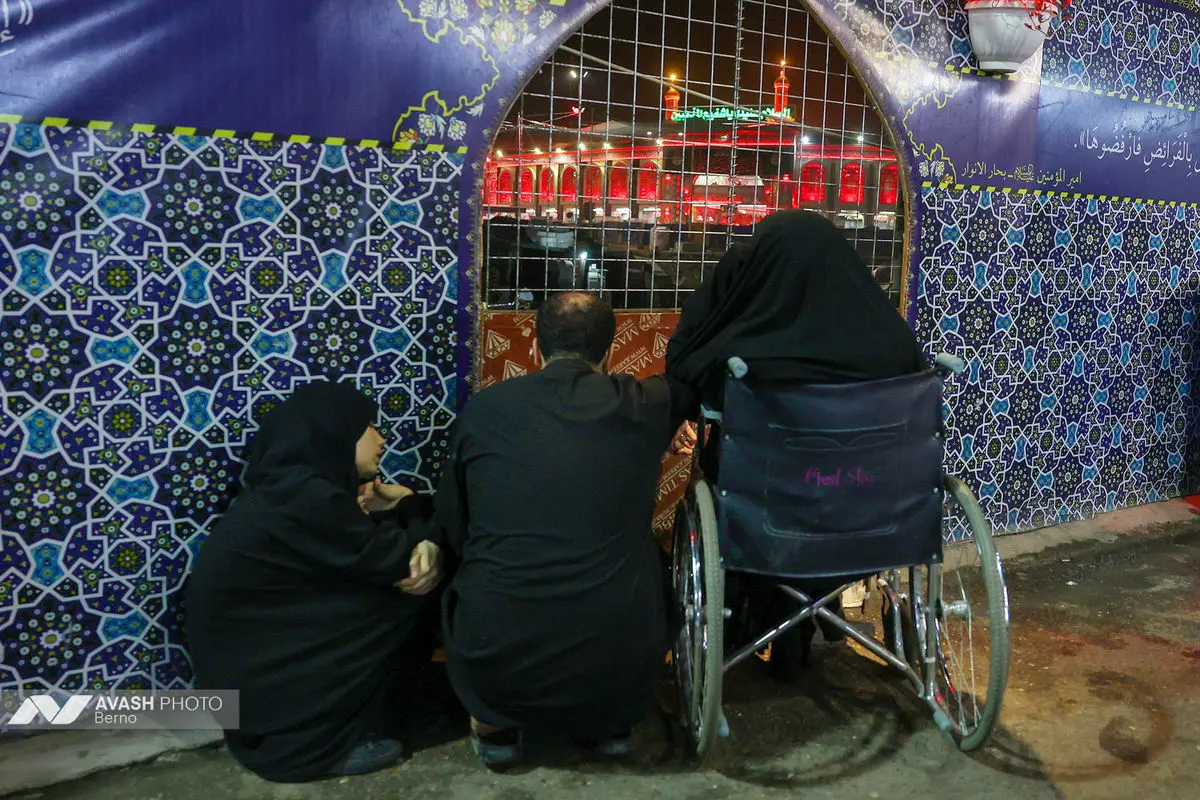 زائران اربعین در مسیر نجف به کربلا