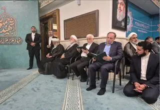 حضور محمدرضا عارف در مراسم سالگرد شهدای خدمت
