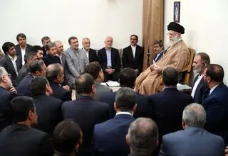 رهبر انقلاب:  باید به میان مردم رفت و سخنان آنها را، حتی اگر تند باشد، باحوصله شنید