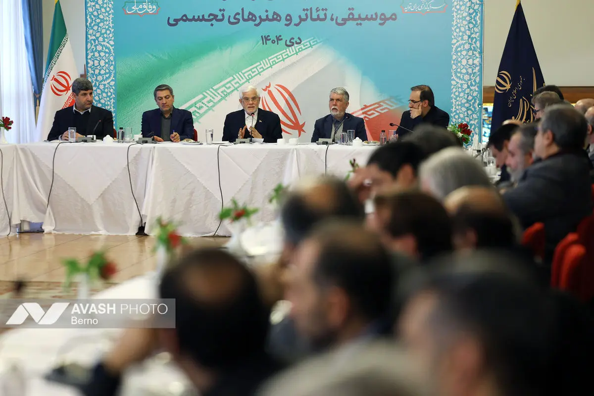 نشست جمعی از هنرمندان با معاون اول رئیس جمهور