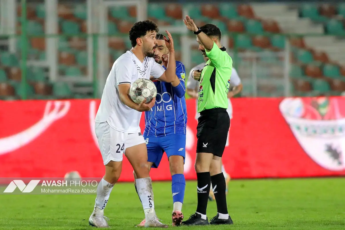 دیدار تیم های فوتبال استقلال تهران و ملوان بندر انزلی