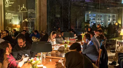 حرکت قابل تامل یک کافه در خیابان ولیعصر تهران 