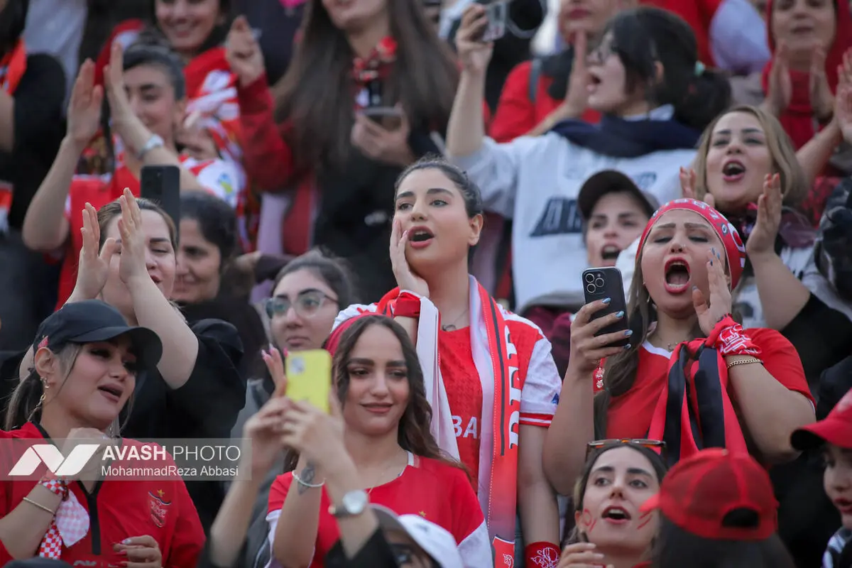 دیدار تیم های فوتبال پرسپولیس تهران و صنعت نفت آبادان