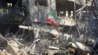  رئیس سازمان اطلاعات سپاه به شهادت رسید / حمله در نخستین ساعات بامداد روز دوشنبه به دانشگاه صنعتی شریف/ ادعای رویترز درباره پیشنهاد آتش‌بس چه بود؟ + فیلم و عکس