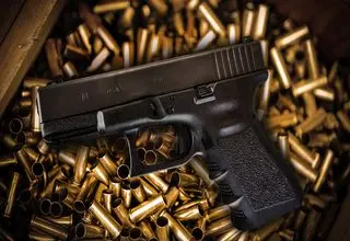 انهدام باند کوله‌برهای قاچاق سلاح/ کشف ۱۳۰ کلت کمری