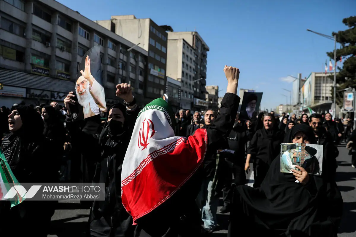 تجمع سوگواران رهبر شهید انقلاب در میدان انقلاب تهران