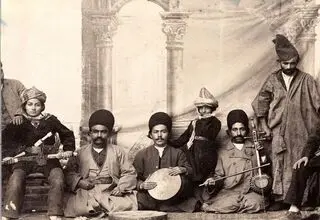 تصاویری کمیاب از مطرب‌های زن و مرد در دوران قاجار پای بساط
