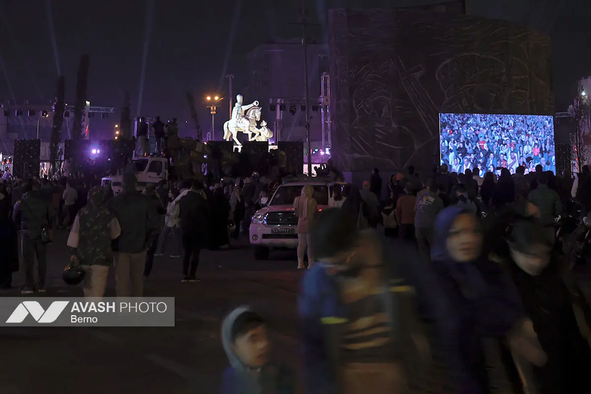 رونمایی از مجسمه «زانو زنندگان برابر ایران»