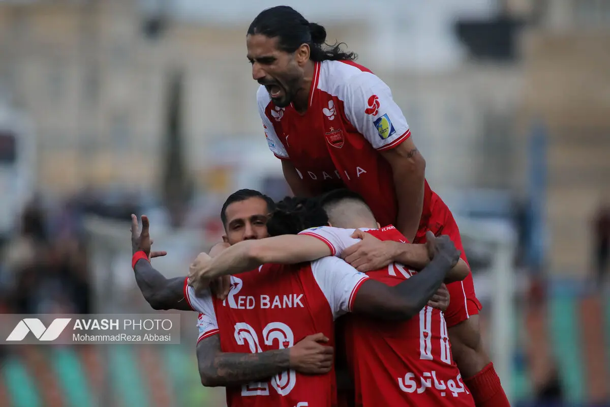 دیدار تیم های فوتبال پرسپولیس تهران و صنعت نفت آبادان