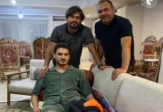 عیادت سرمربی و مدیر تیم پیکان از کسری طاهری