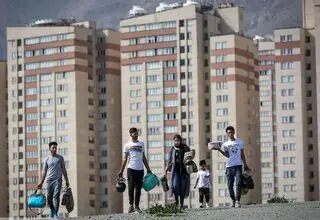 سقوط مستاجران از پله‌های طبقه متوسط/ پیامدهای اجتماعی کوچ اجباری و بازگشت به خانه پدری