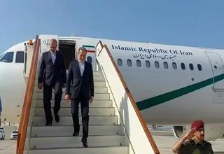 وزیر امور خارجه وارد عمان شد