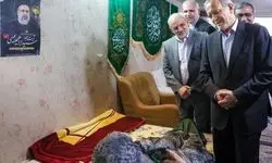 حضور پزشکیان در منزل مادر شهید رئیسی 