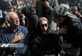 بازیگری که امروز در کنار پیکر اکبر عبدی بسیار گریست/ فیلم
