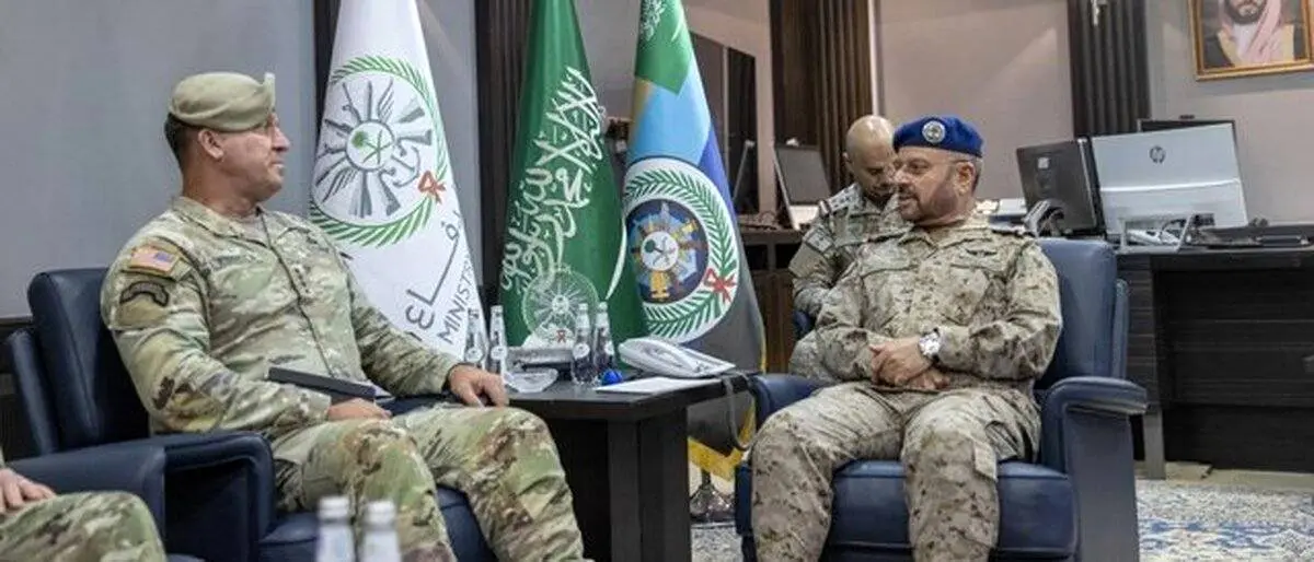 همزمان با حضور لاریجانی در عربستان؛ وزیر دفاع عربستان با فرمانده سنتکام دیدار کرد