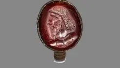 انگشتری باستانی از دوران ساسانی با نگین گارنت و چهره حکاکی‌شده درموزه بریتانیا