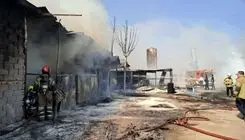 آتش سوزی در گاراژ چوب‌بری آزادگان مهار شد