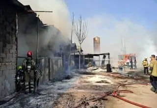 آتش سوزی در گاراژ چوب‌بری آزادگان مهار شد