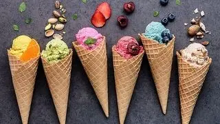 طرز تهیه بستنی قیفی خانگی با میوه و شکلات 