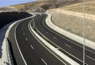 انسداد آزادراه خرم‌آباد ـ بروجرد پس از حمله هوایی