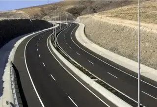 انسداد آزادراه خرم‌آباد ـ بروجرد پس از حمله هوایی
