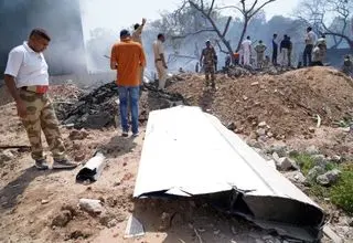 سقوط یک فروند هواپیمای مسافربری با ۲۴۲ سرنشین در هند+فیلم لحظه سقوط