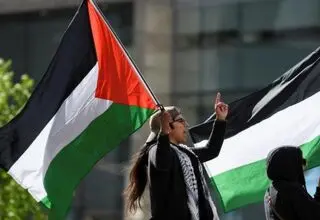 تجمع خانواده‌های اسیران فلسطینی در مقابل دفتر صلیب سرخ در غزه