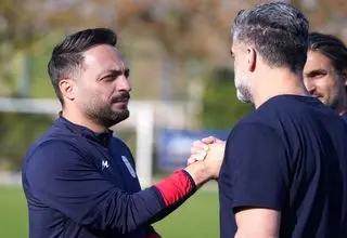 تماس سرمربی تیم فوتبال نوجوانان با بازیکن مصدوم فلسطین