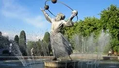 مجسمه ابوریحان ایستاده میان ستارگان در پارک لاله