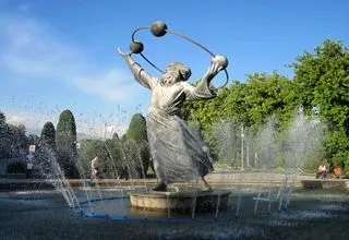 مجسمه ابوریحان ایستاده میان ستارگان در پارک لاله
