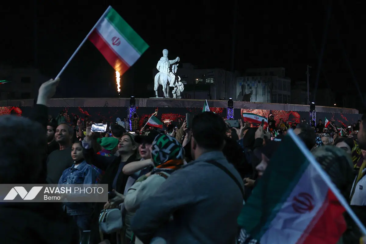 رونمایی از مجسمه «زانو زنندگان برابر ایران»