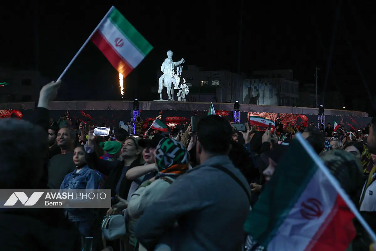 رونمایی از مجسمه «زانو زنندگان برابر ایران»