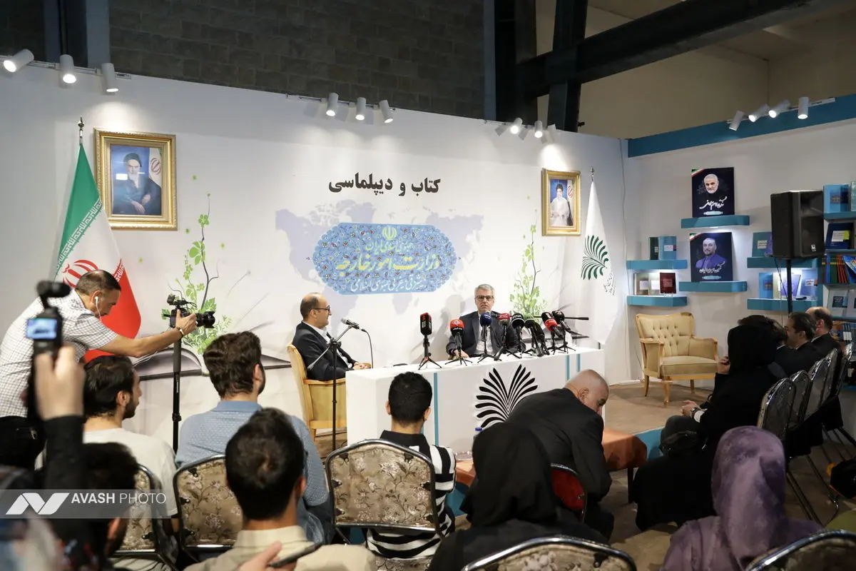 حضور اسماعیل بقایی در نمایشگاه کتاب تهران