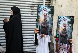 تصاویری از تشییع پیکر شهید مصباح‌الهدی باقری‌کنی داماد رهبر شهید انقلاب