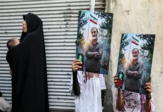 تصاویری از تشییع پیکر شهید مصباح‌الهدی باقری‌کنی داماد رهبر شهید انقلاب