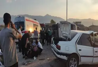 ۲۴ مصدوم در تصادف مینی‌بوس و پژو ۴۰۵ در جاده اراک-توره
